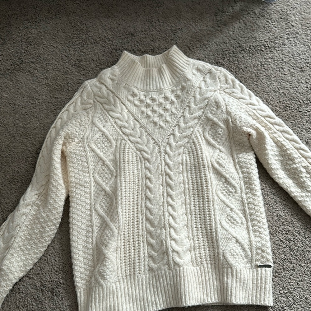 Gently worn size M cream Abercrombie and fitch knit sweater